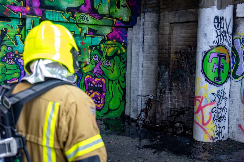 Rookontwikkeling over treinspoor door brandende scooter Rotterdam